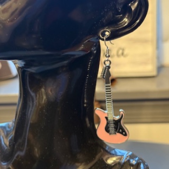 Retro guitar earrings - Picture 3 of 3